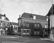 51801 Gezicht op de voor- en zijgevel van het hoekpand Amsterdamsestraatweg 115 (verswinkel Paraat) te Utrecht met ...